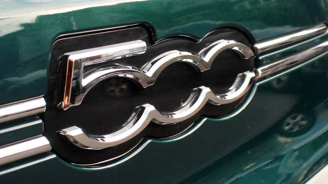 Ein Foto des 500-Emblems auf der Vorderseite des Fiat 500 EV. 